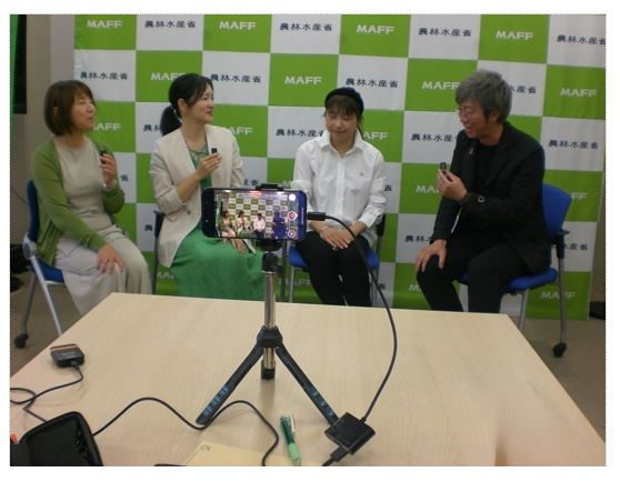 委嘱式の後の動画撮影の様子