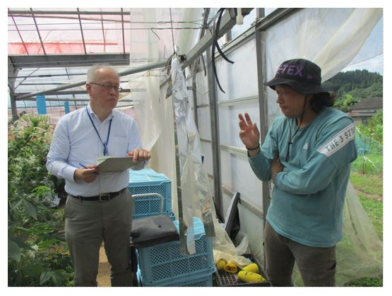 ハウス内で意見交換する後藤さんと拠点職員