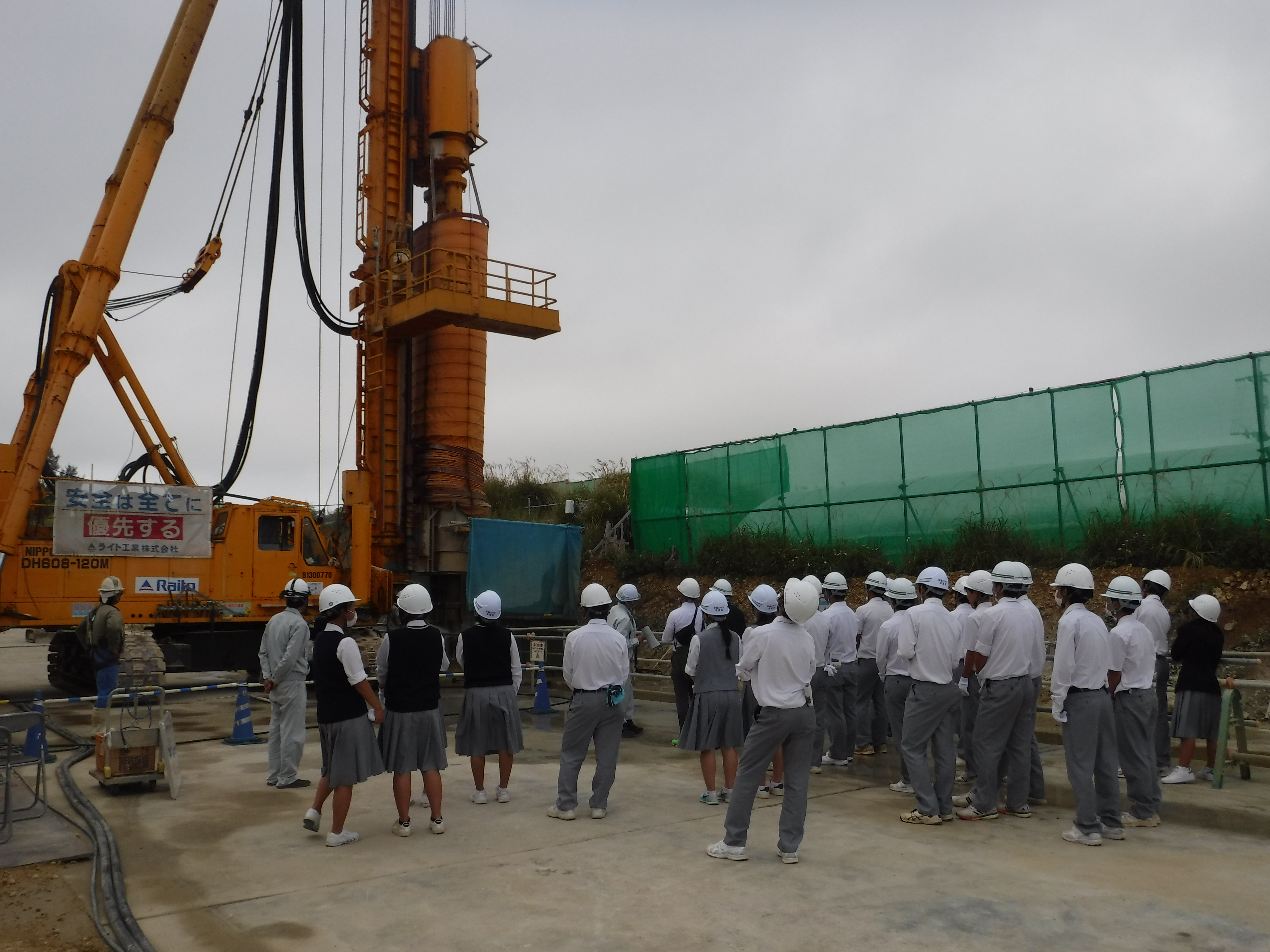 地下ダム工事現場の見学風景