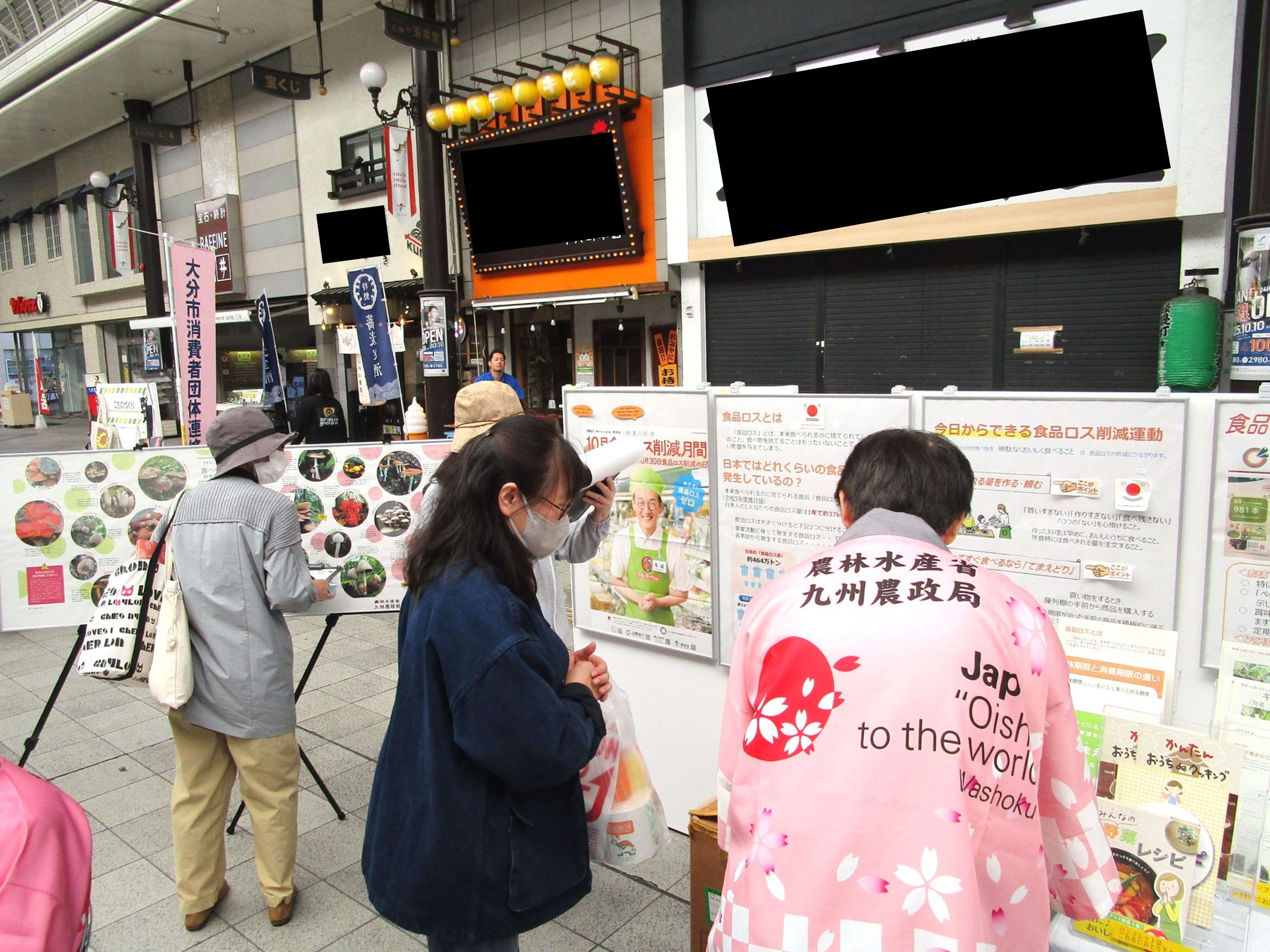 展示物を見学される来場者 2