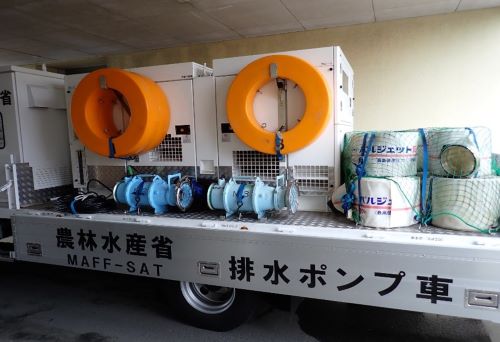 訓練用に排水ポンプ車を配置