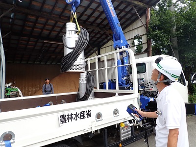 水中ポンプ荷下ろしの様子