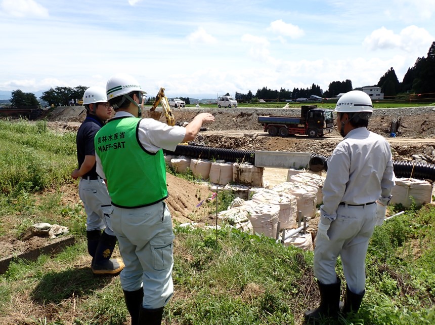 役場職員から被災状況の説明を受ける様子