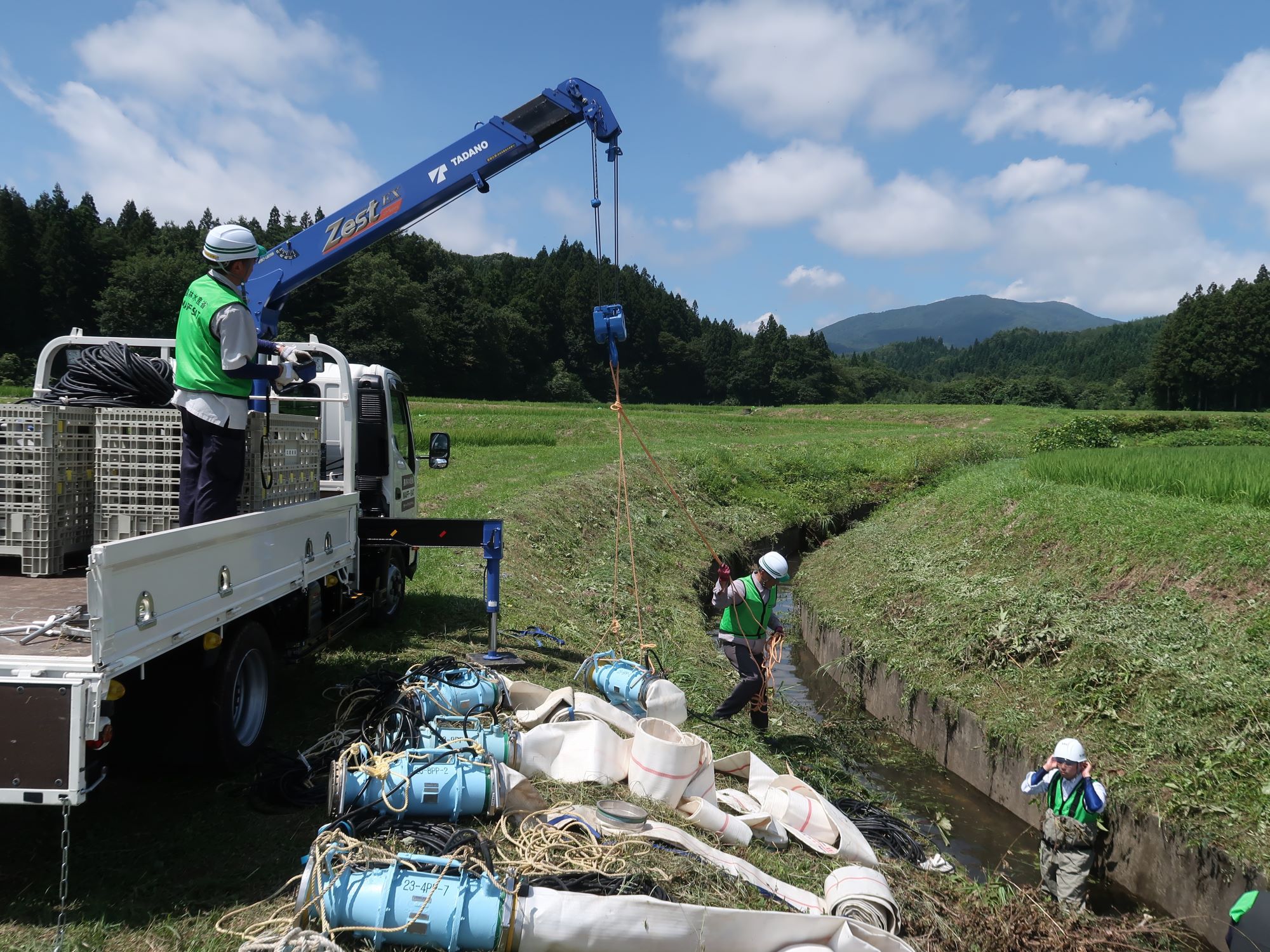 河川へのポンプ設置の様子