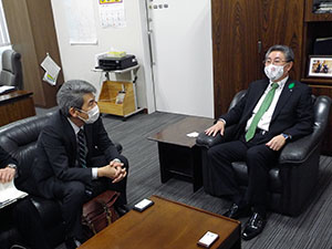 中泊町長(右)との意見交換(4月23日)