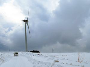 雪景色の中、強い西風に回る風車