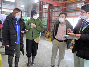 相内洋夫さん(中央右)と参加者