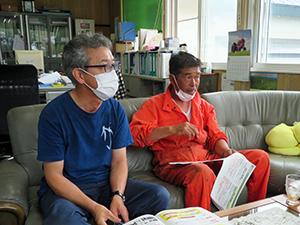 新岡代表(右)と 柏倉事務長(左)