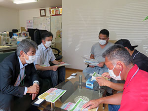 「みどりの食料システム戦略」を説明する木村地方参事官(左)