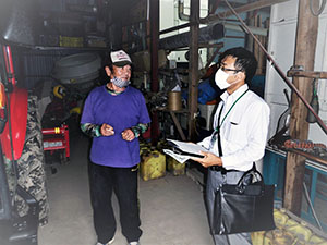 意見交換する組合長の山口さん(左) と県拠点職員