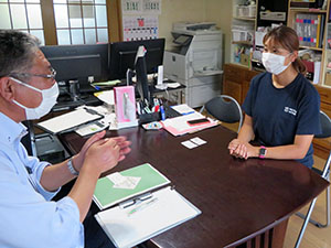 櫻庭会長(右)と意見交換する拠点職員