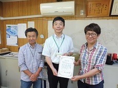 浅沼組合長と桶田副組合長とともに記念撮影