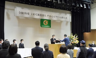 終了証書授与の様子