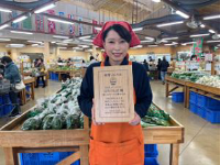 食育ソムリエエンパワラー受賞の賞状を手に持つ有馬副店長