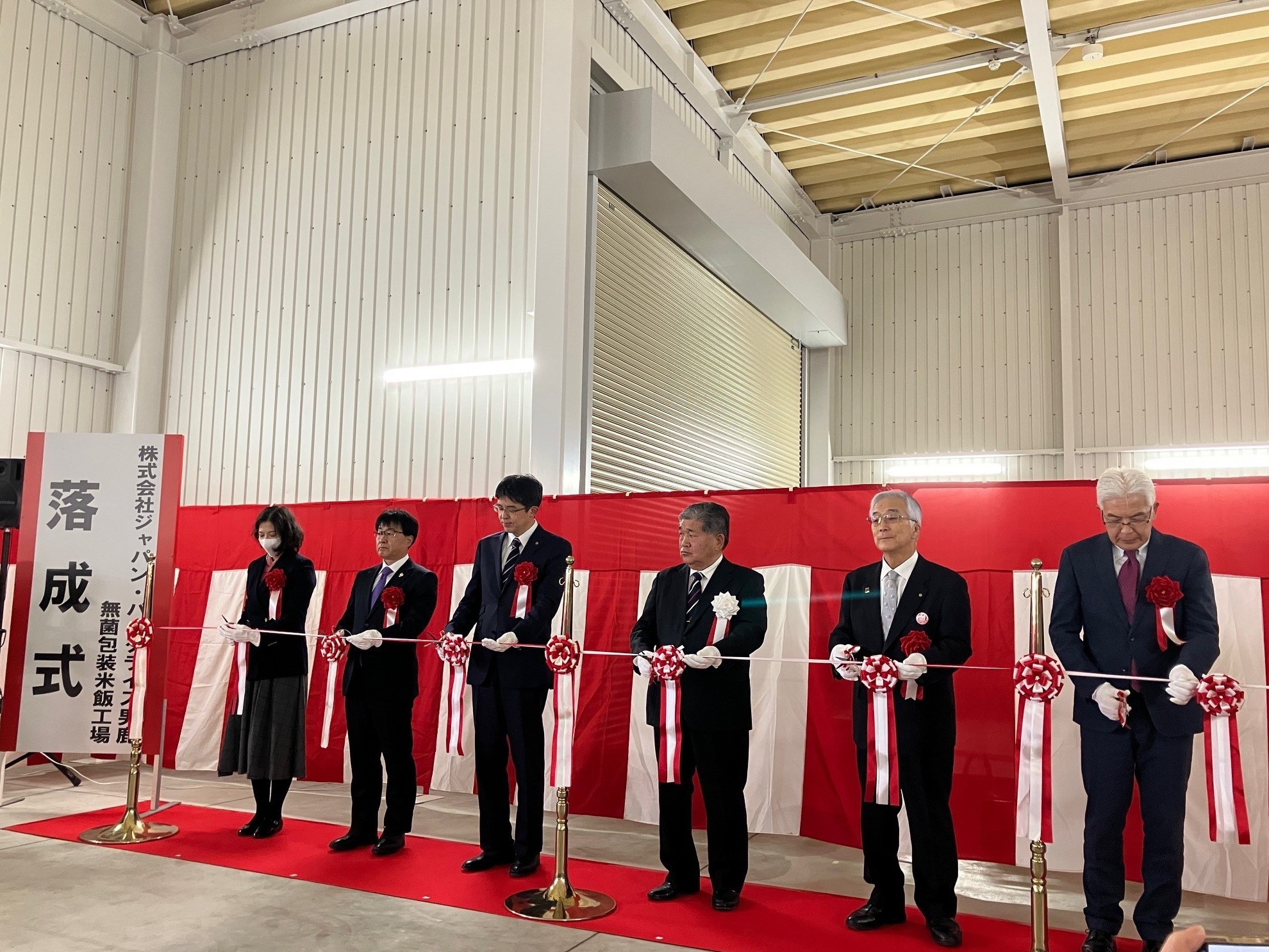 涌井代表取締役社長（右から3人目）、 来賓によるテープカット