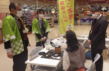 もみ殻がバイオ炭の原料になることを説明する奥平地方参事官(令和7年4月10日撮影)