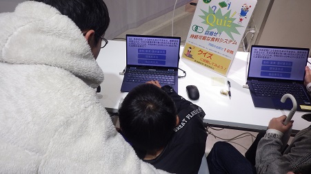 親子でクイズに挑戦する様子(令和7年4月13日撮影)