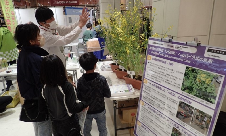 中部電力がバイオ炭を使った大高菜の試験栽培について説明する様子(令和7年4月12日撮影)