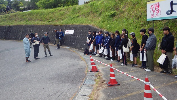 学生に説明する奥平地方参事官(令和7年5月8日撮影)