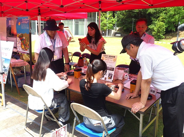 もみすり・精米体験を行う学生の様子