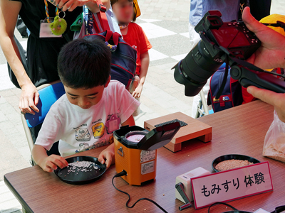 もみすり・精米体験を行う子どもの様子