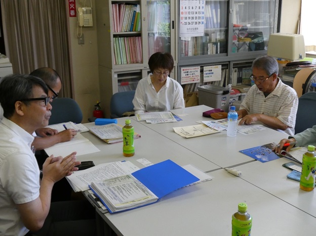 意見交換を行う荻野部会長と奥平地方参事官