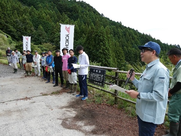 参加者に説明する奥平地方参事官