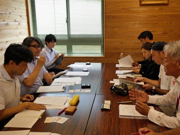 新城市作手総合支所で意見交換する福井次長(左手前)及び奥平地方参事官(左中央)