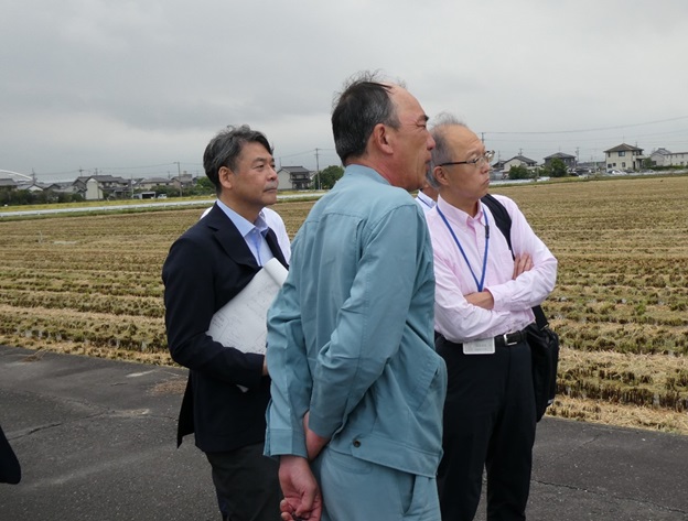 Ｖ直栽培ほ場現場　渡辺次長（右）奥平地方参事官（左）JA名古屋ファーム（中央）（10月15日撮影）