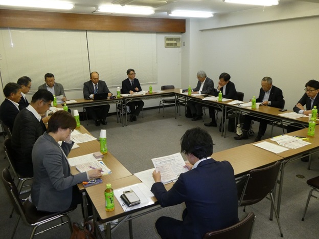 奥平地方参事官の講演を聴く参加者（10月22日撮影）