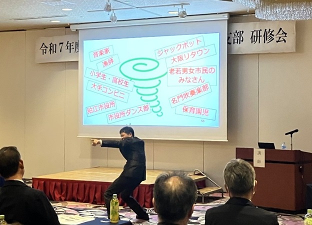 決めポーズの「トルネード！」を披露する福井次長（10月29日撮影）