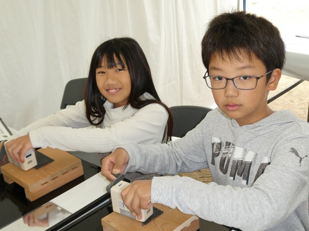 もみすり、精米体験の様子