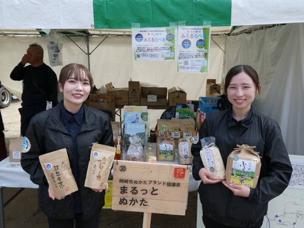 （右）みえるらべる（米、米加工品（ポン菓子））：ふるさと創造舎（左）みえるらべる（茶）：産地問屋　宮ザキ園