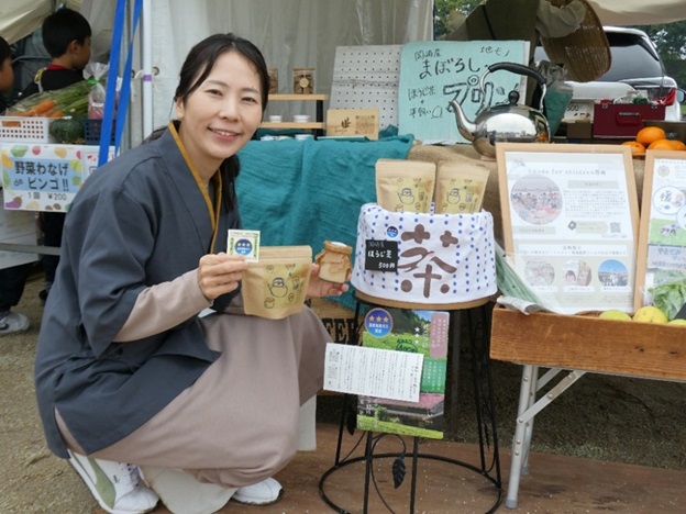 みえるらべる（茶、茶加工品（ほうじ茶入りプリン））：ツバメと茶畑（11月1日撮影）