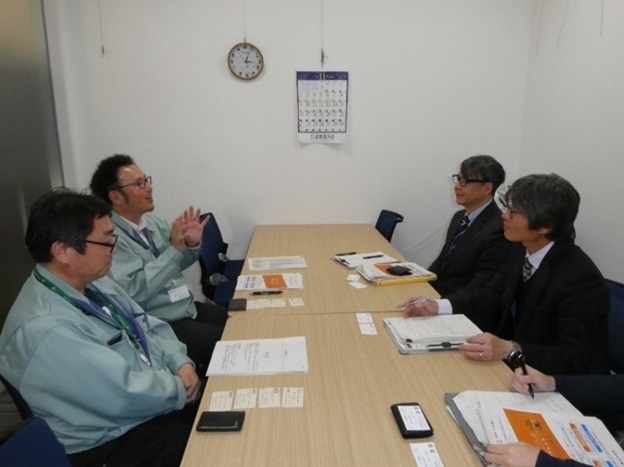 意見交換の様子（左：JA豊橋職員、右奥：奥平地方参事官）