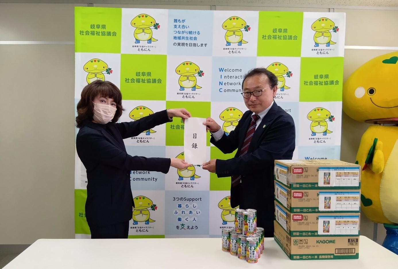 目録を受け取った長屋生活支援部長(左) と加納地方参事官