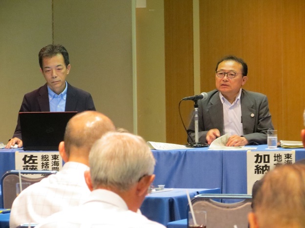 写真:食料・農業・農村基本計画のポイントを説明する加納地方参事官(右)