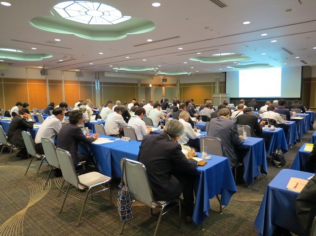 熱心に説明を聴く研修会の参加者