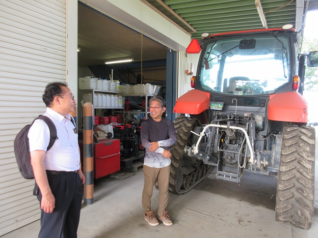 栗田代表からスマート農機の説明を受ける加納地方参事官