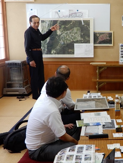 棚田について説明する協議会関係者