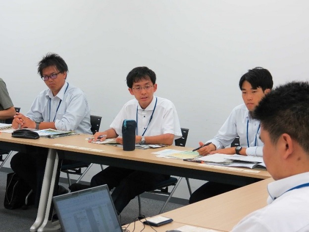 みどり認定の推進状況について説明する若手職員