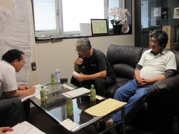 福江営農の後藤昌宏代表取締役、後藤純二取締役部長から話を聞く加納地方参事官