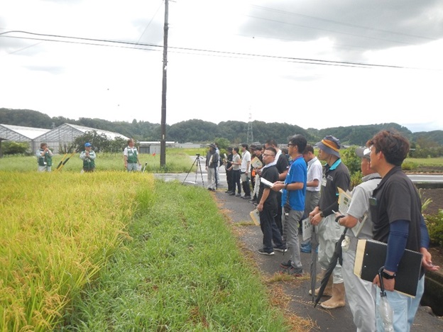 熱心に説明を聞く参加者