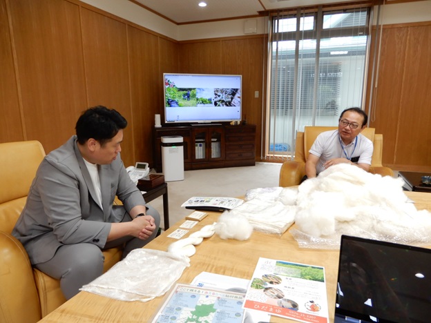 丁代表取締役常務(左)から話を聞く加納地方参事官(右)