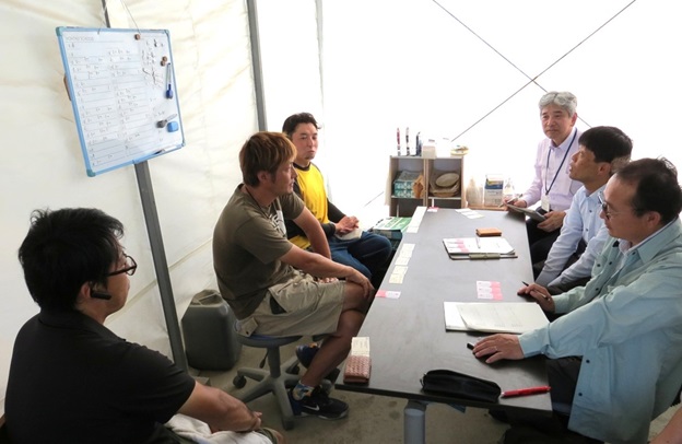 合同会社スマイルふぁーむの福島さん、近藤さん、田家さんから話を聞く福井次長と加納地方参事官