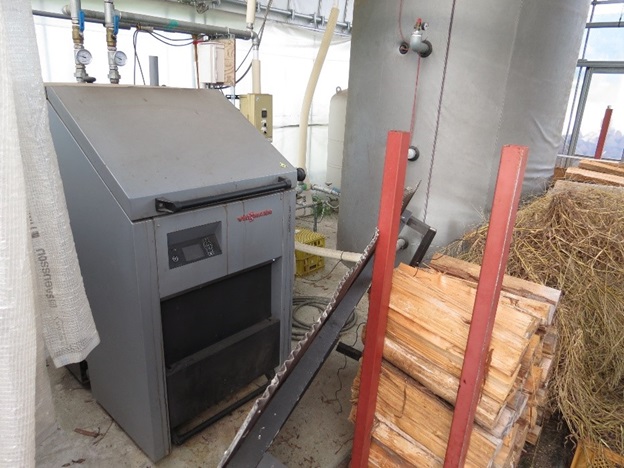 いちごハウス内を温める薪ボイラーと地域の間伐材