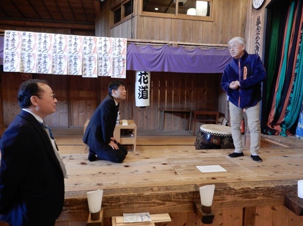 明治座の説明を受ける福井次長と加納地方参事官