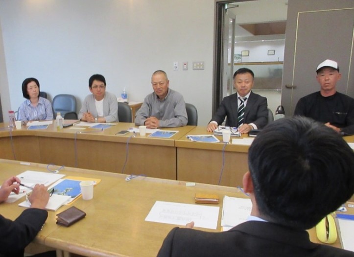 意見交換を行うみかん農家と御浜町職員