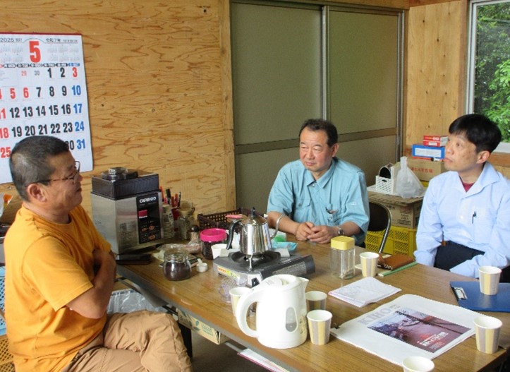 下平代表(左)と意見交換を行う秋葉局長(中央)と福井次長(右)