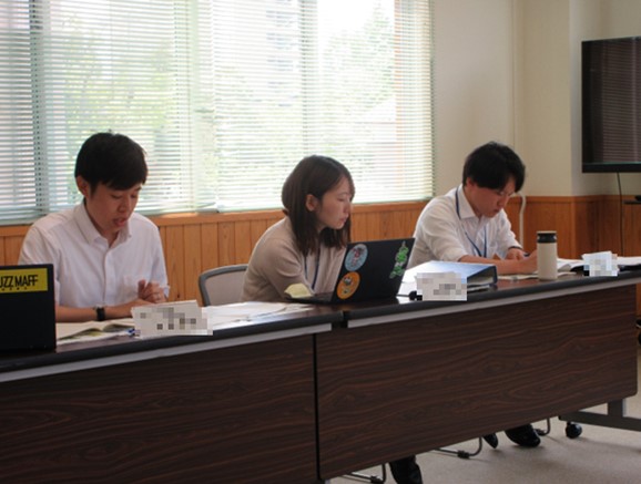 三重県の農業概況を説明する三重県拠点の若手職員